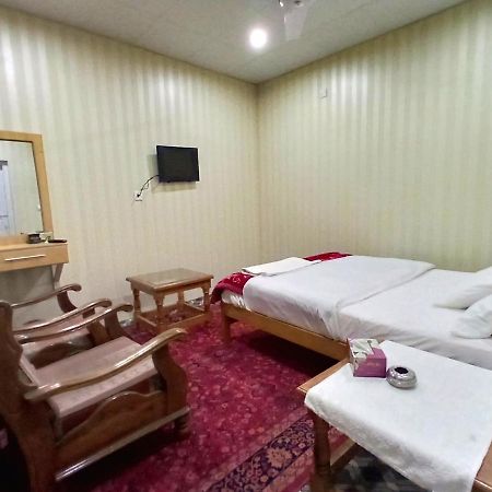 Madina Hotel 2 Гілгіт Екстер'єр фото