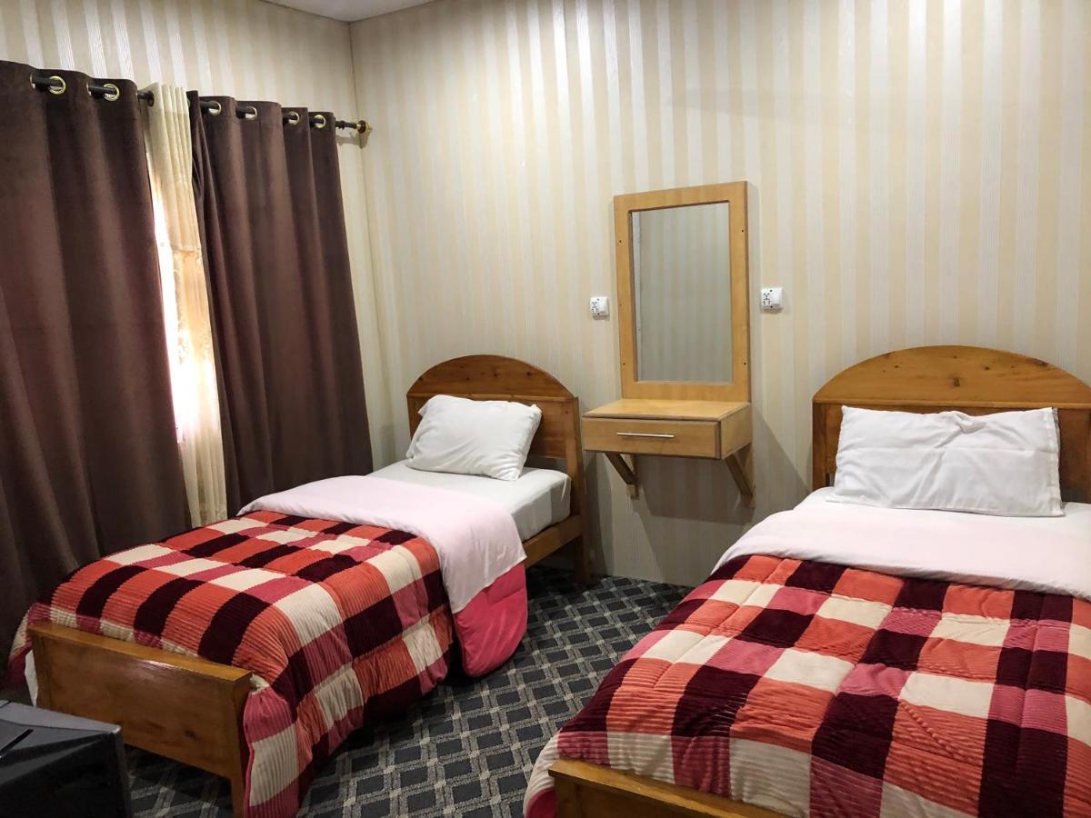 Madina Hotel 2 Гілгіт Екстер'єр фото
