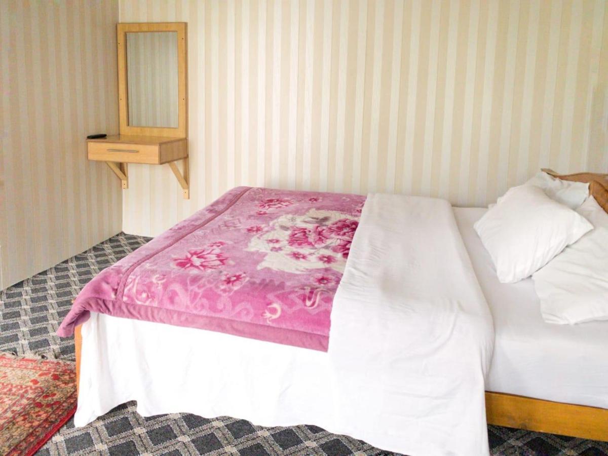 Madina Hotel 2 Гілгіт Екстер'єр фото