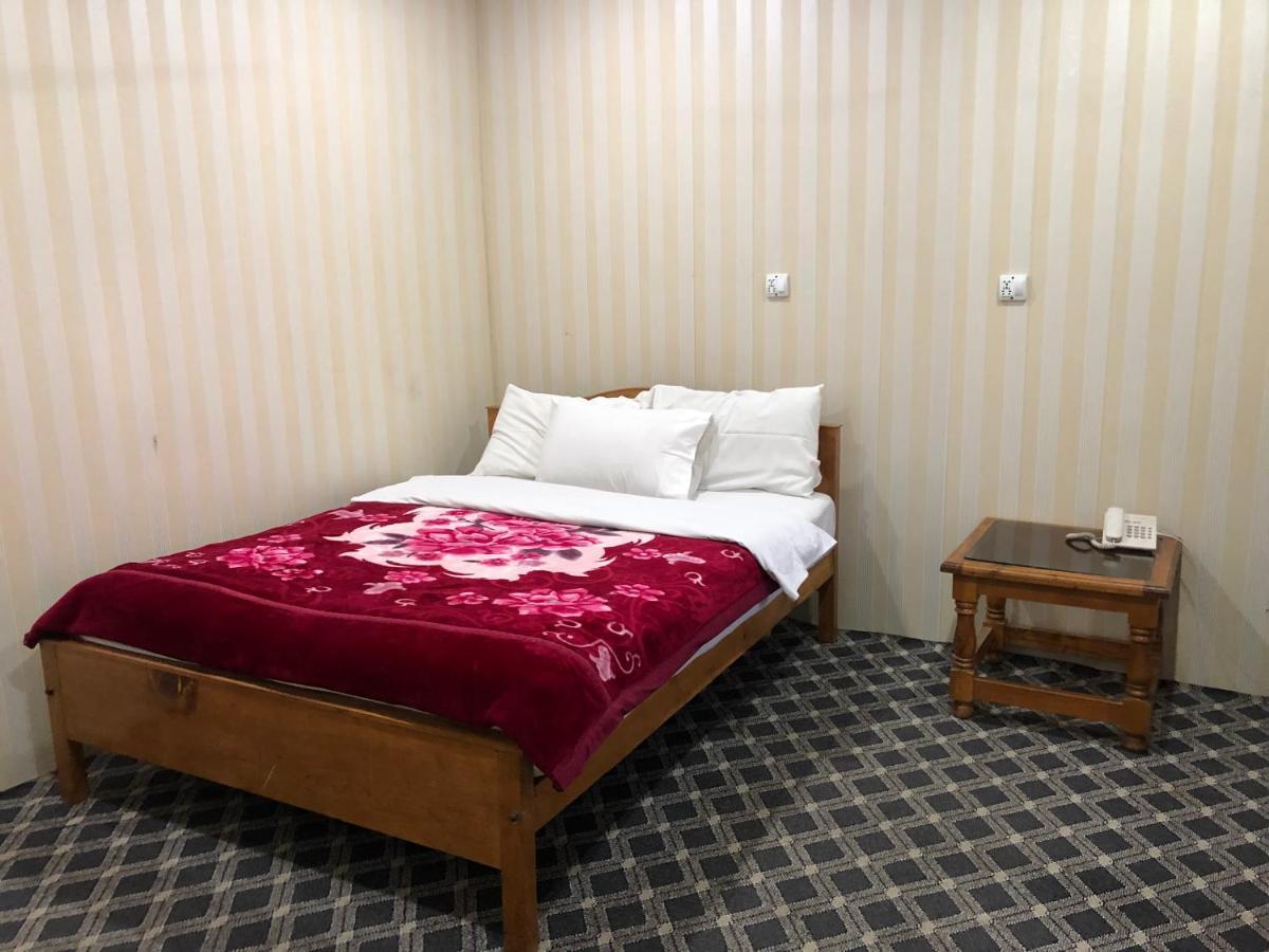 Madina Hotel 2 Гілгіт Екстер'єр фото